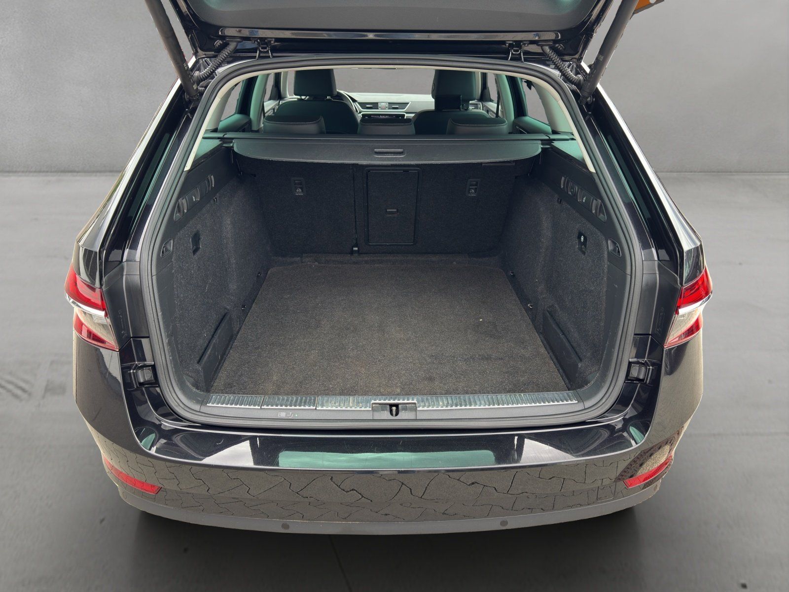 Fahrzeugabbildung SKODA Superb Combi 2.0 TDI DSG/ACC/CAM/ST-HZG/MATRIX/