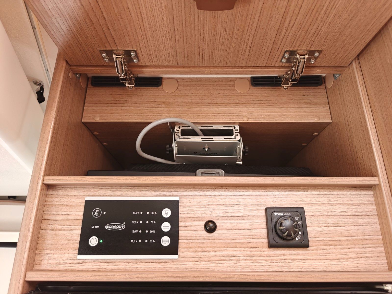 Fahrzeugabbildung Carado T-447 Clever+ Edition - SAT, TV, A/T, Hubbett -