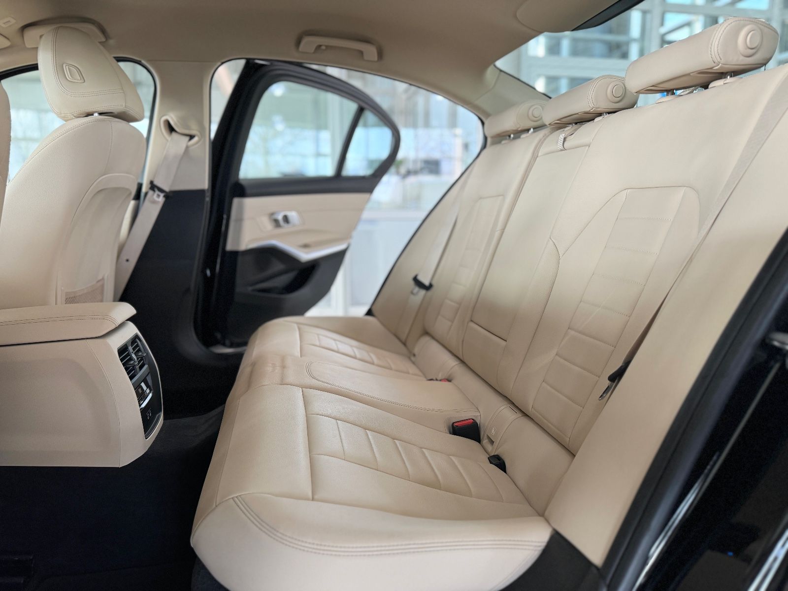 Fahrzeugabbildung BMW 330e Luxury Line Kamera HiFi DAB Komfort Alarm