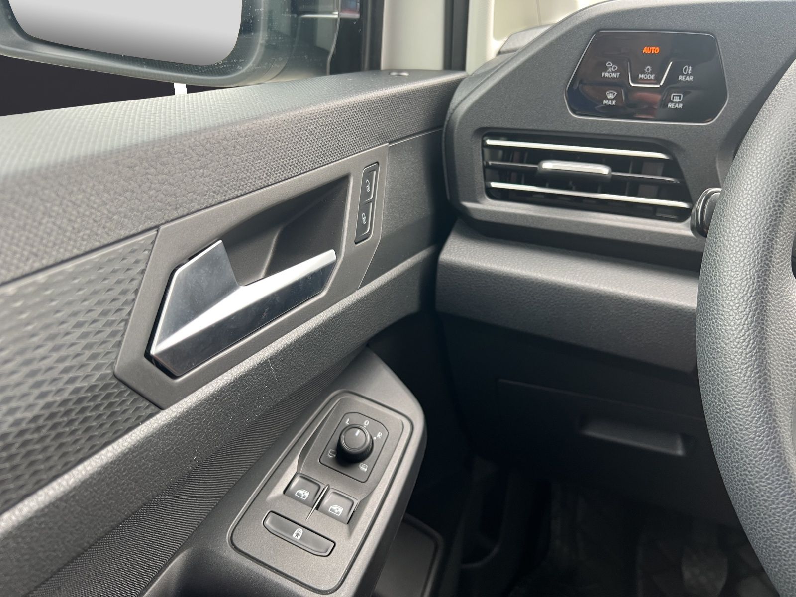 Fahrzeugabbildung Volkswagen Caddy Maxi TDI Life Standhzg. LED AHK Navi GRA P