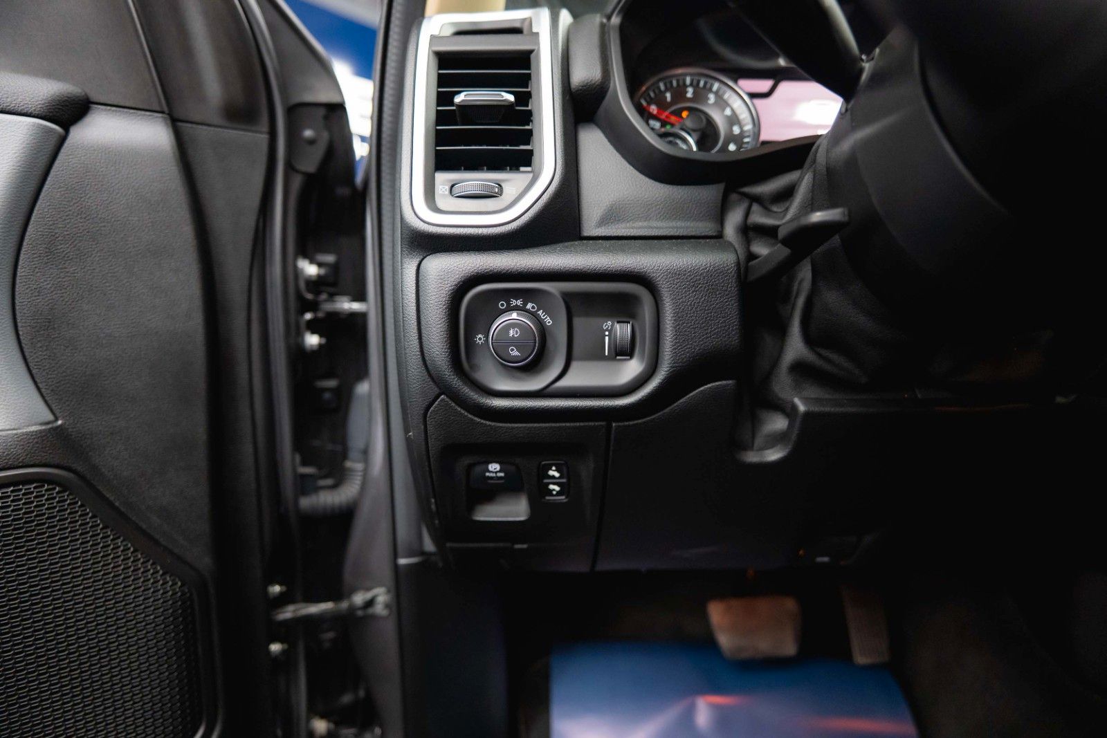 Fahrzeugabbildung Dodge RAM 5.7 V8 HEMI 4x4 OFFROAD NightPaket AXLE LOCK