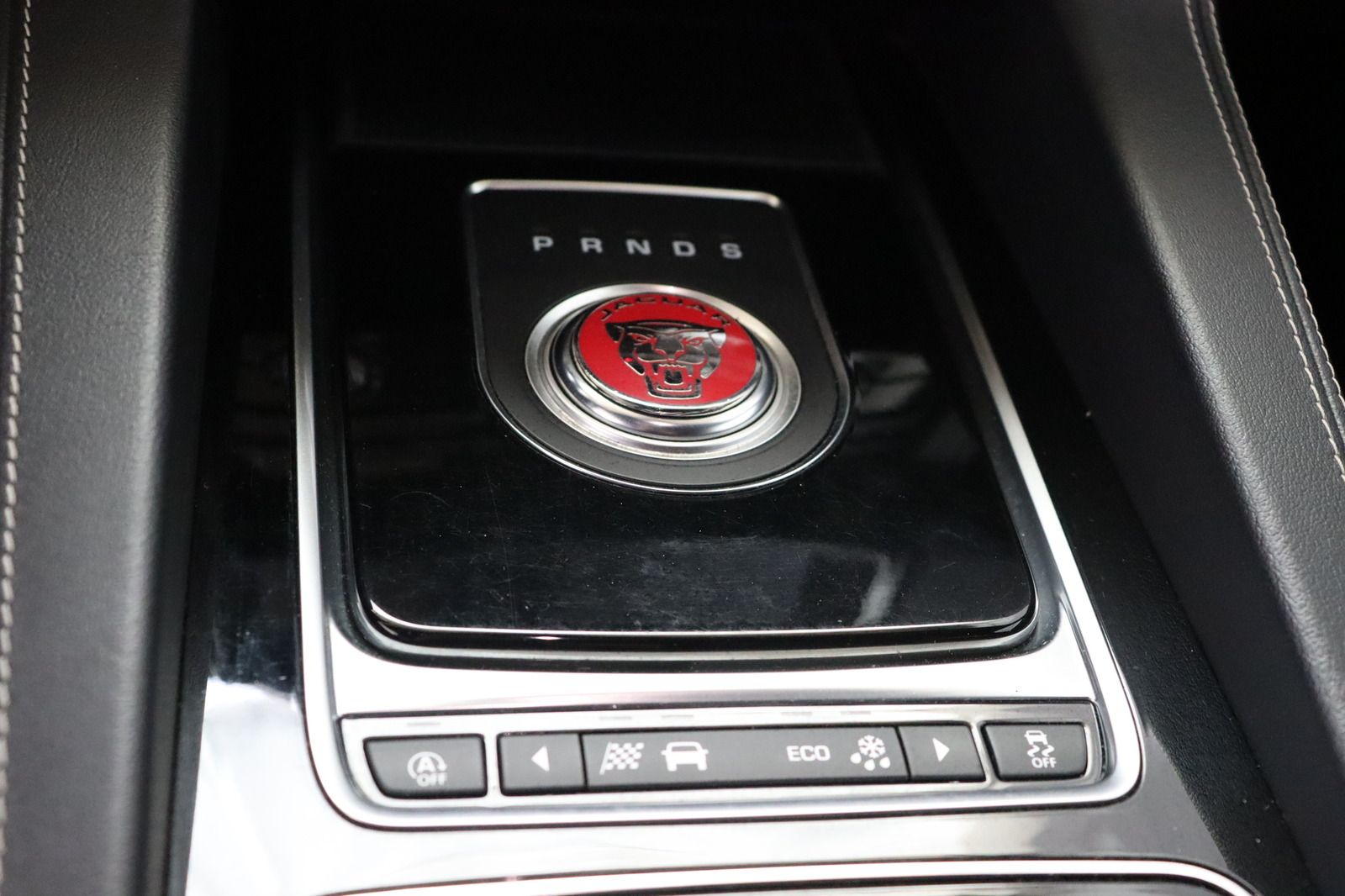 Fahrzeugabbildung Jaguar F-Pace 25t AWD * Navi * Anhängerk * LED