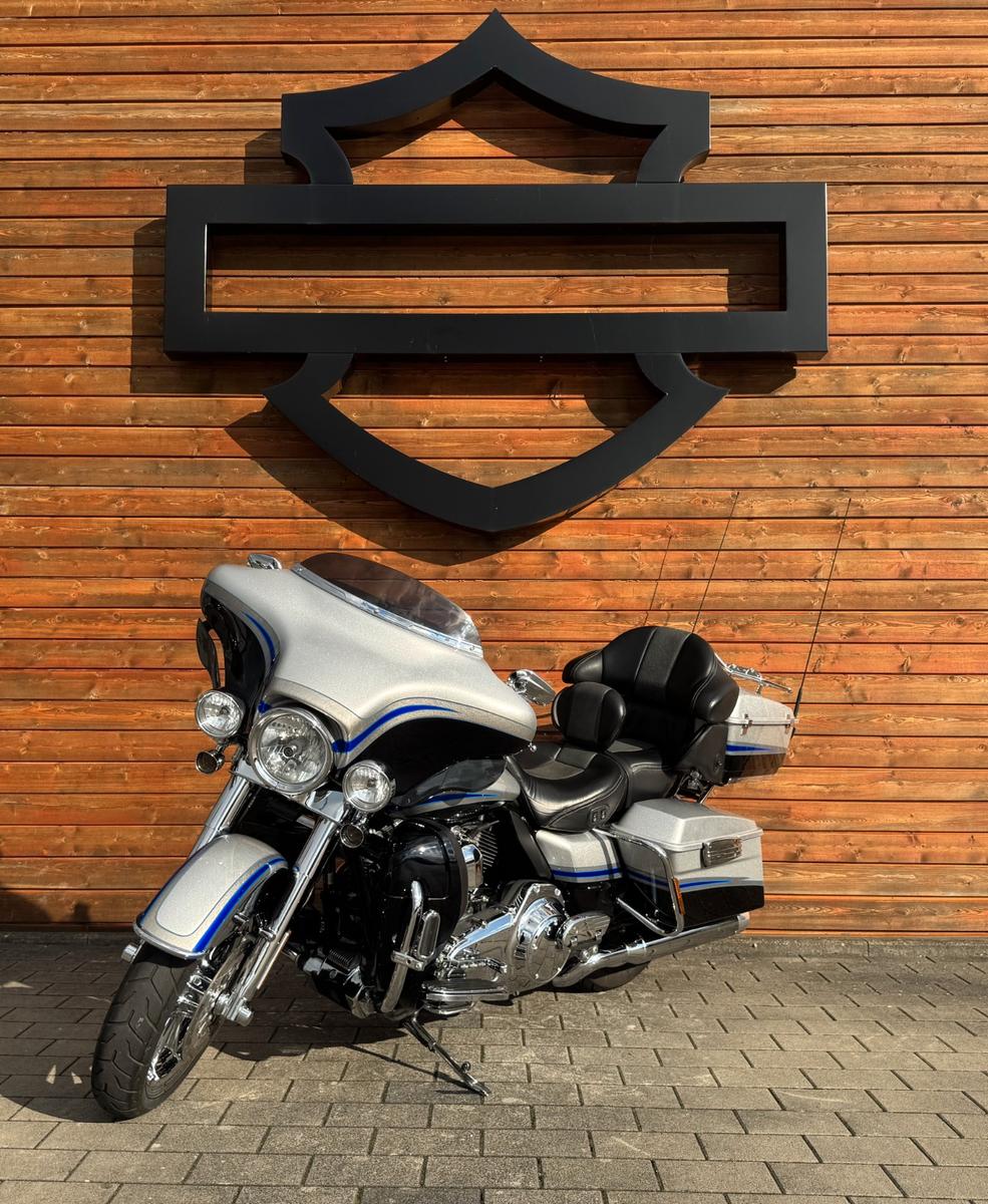 Harley-Davidson CVO Screamin Eagle Ultra Classic  FLHTCUSE4SE