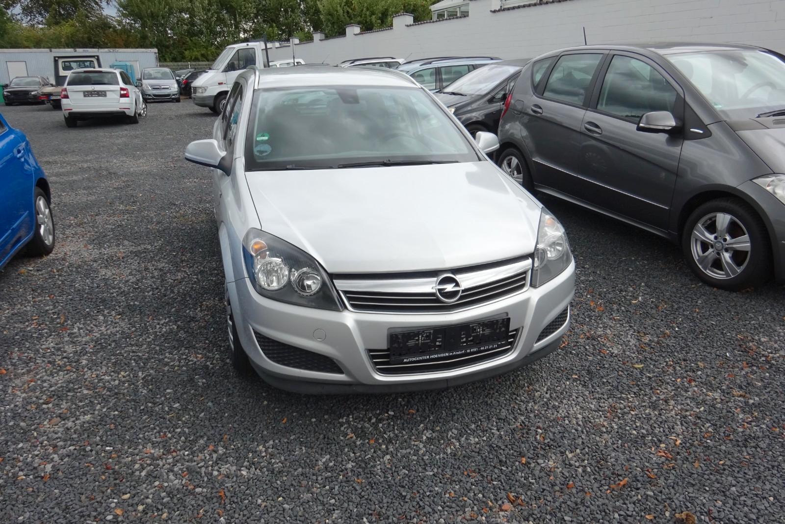 Opel Astra 2010 — rear view