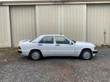 Mercedes-Benz 190e 2.6 - Mercedes-Benz 190 mit Benzin-Antrieb: Limousine, 2.6