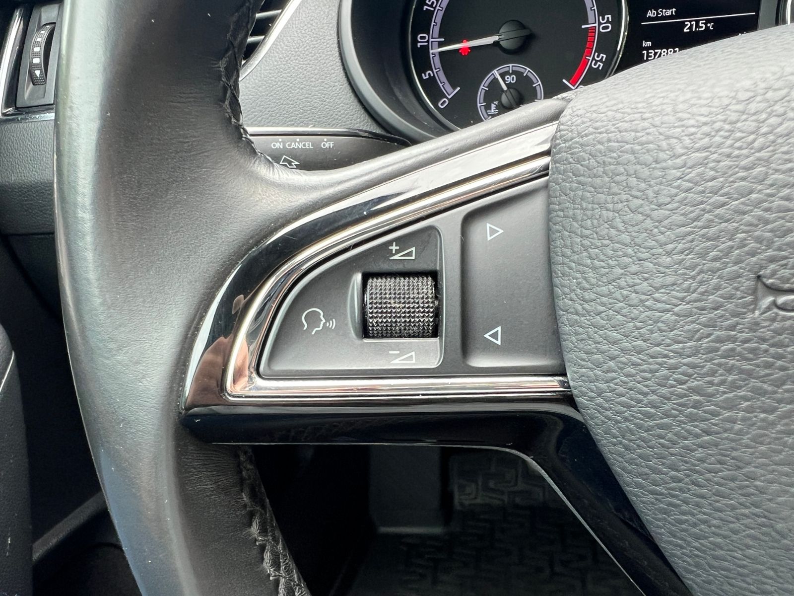 Fahrzeugabbildung SKODA Octavia III Combi Tour 2.0 TDI *AHK, Navi, 16''-