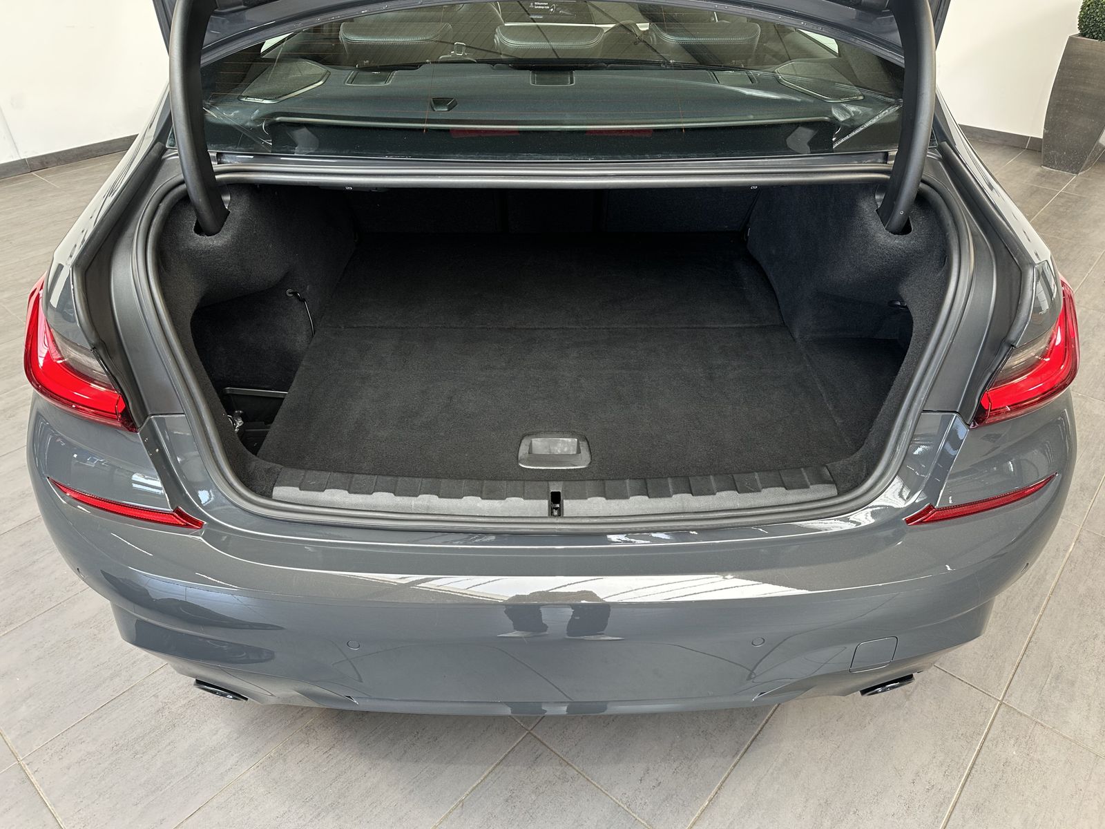 Fahrzeugabbildung BMW 330e Limousine M-Sport NAV+LASER+HEAD-UP+H&K+KAM