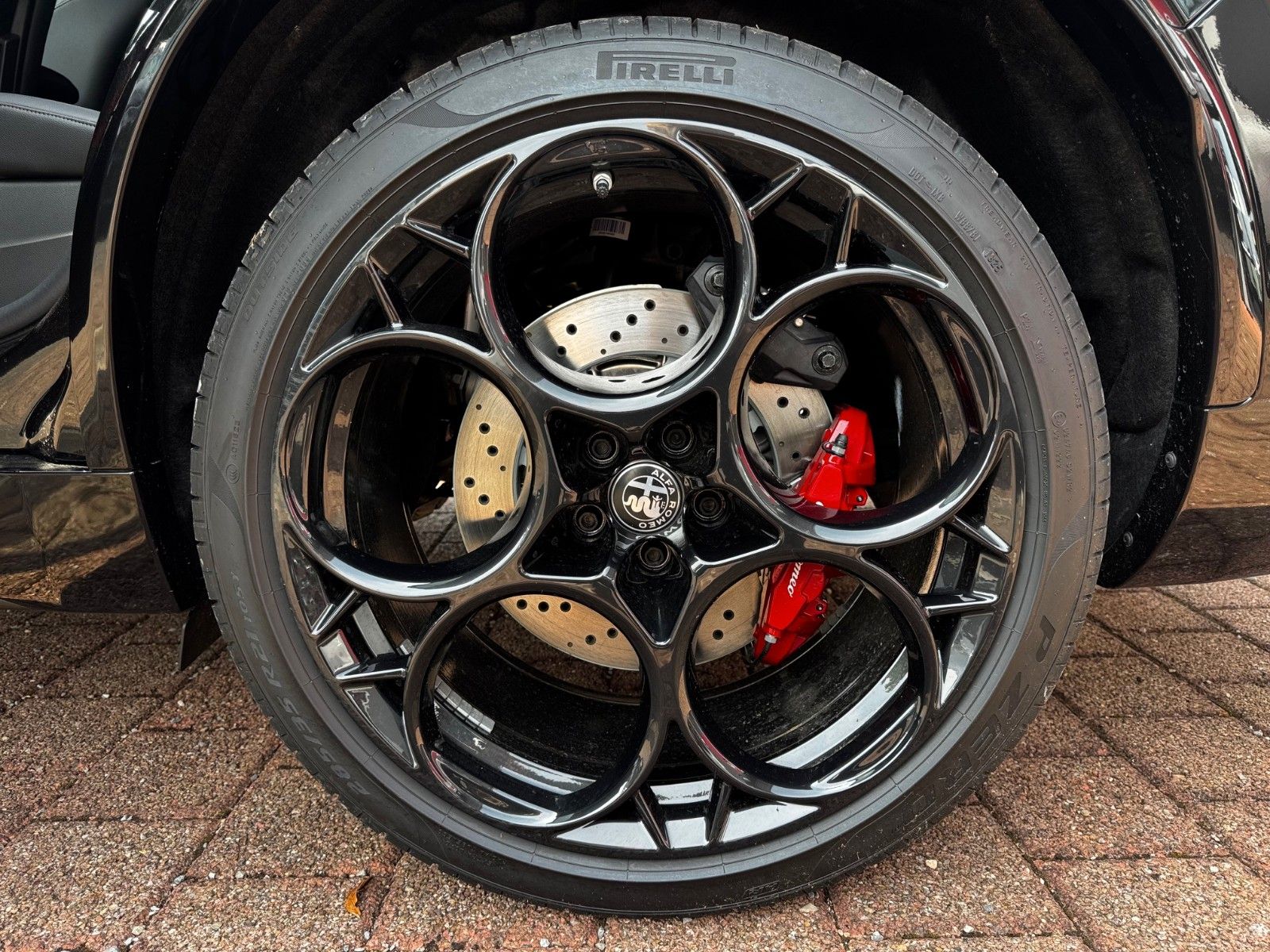 Fahrzeugabbildung Alfa Romeo Stelvio 2.9 V6 Bi-T.  Quadrifoglio NAVI ALLRAD