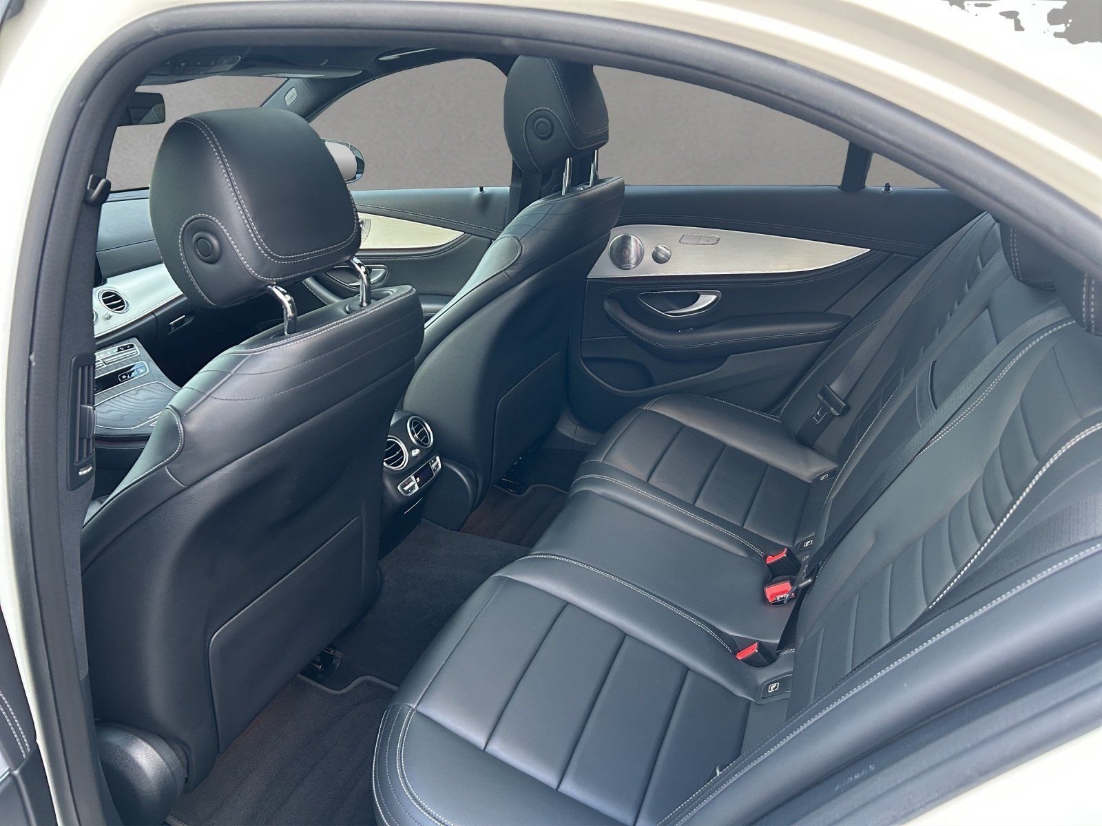 Fahrzeugabbildung Mercedes-Benz E300e 4M AMG Pano DISTR Burm HUD KeyGo MLED 360°