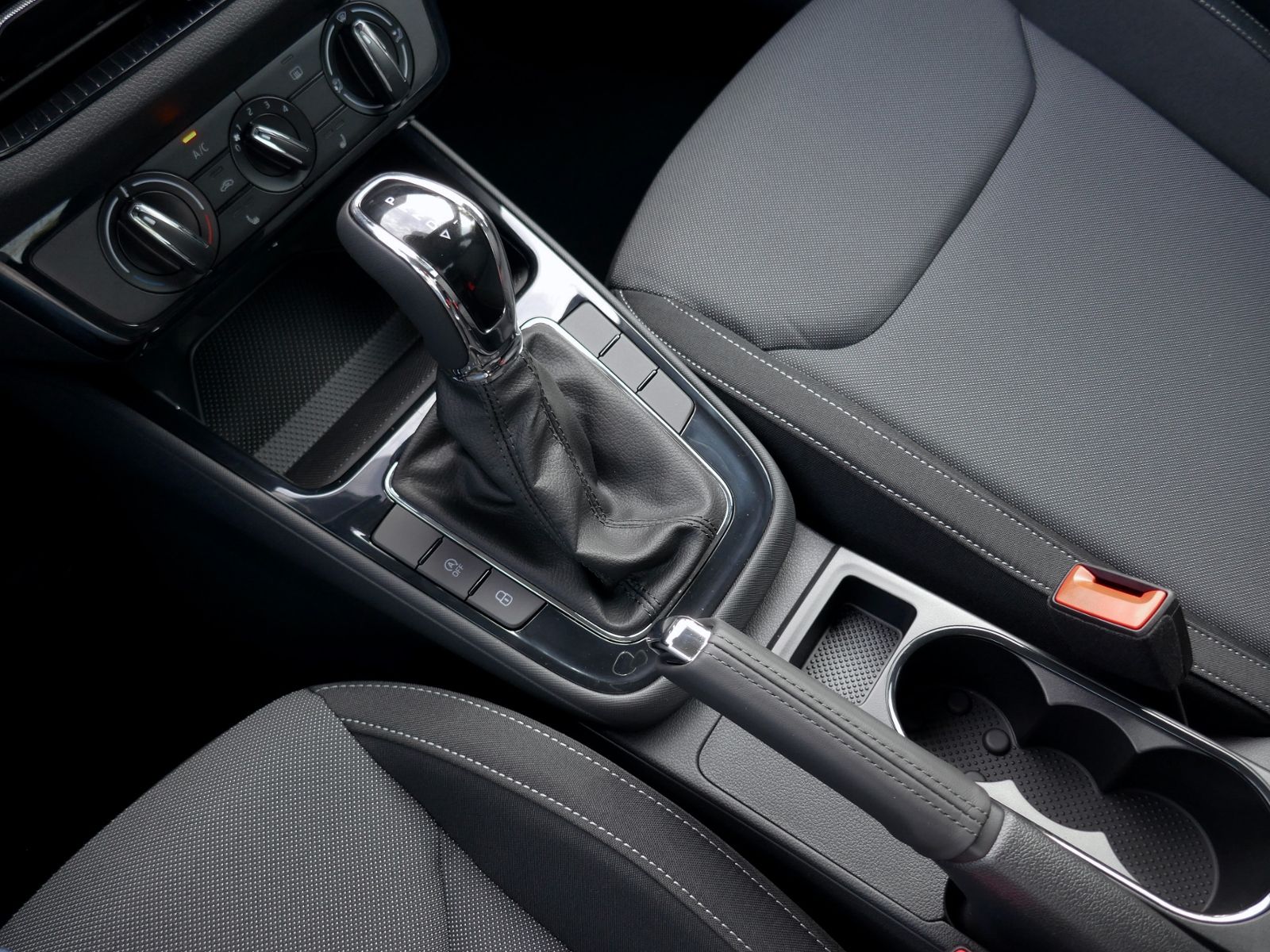 Fahrzeugabbildung SKODA Fabia Selection 1.0 TSI DSG | LED RFK GRA App