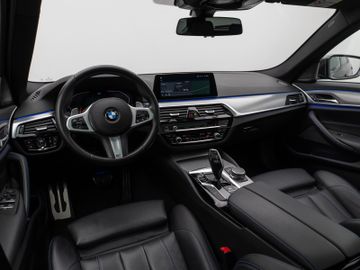 Fahrzeugabbildung BMW 530d xD M Sport Panorama Kamera H/K Alarm 19Zoll