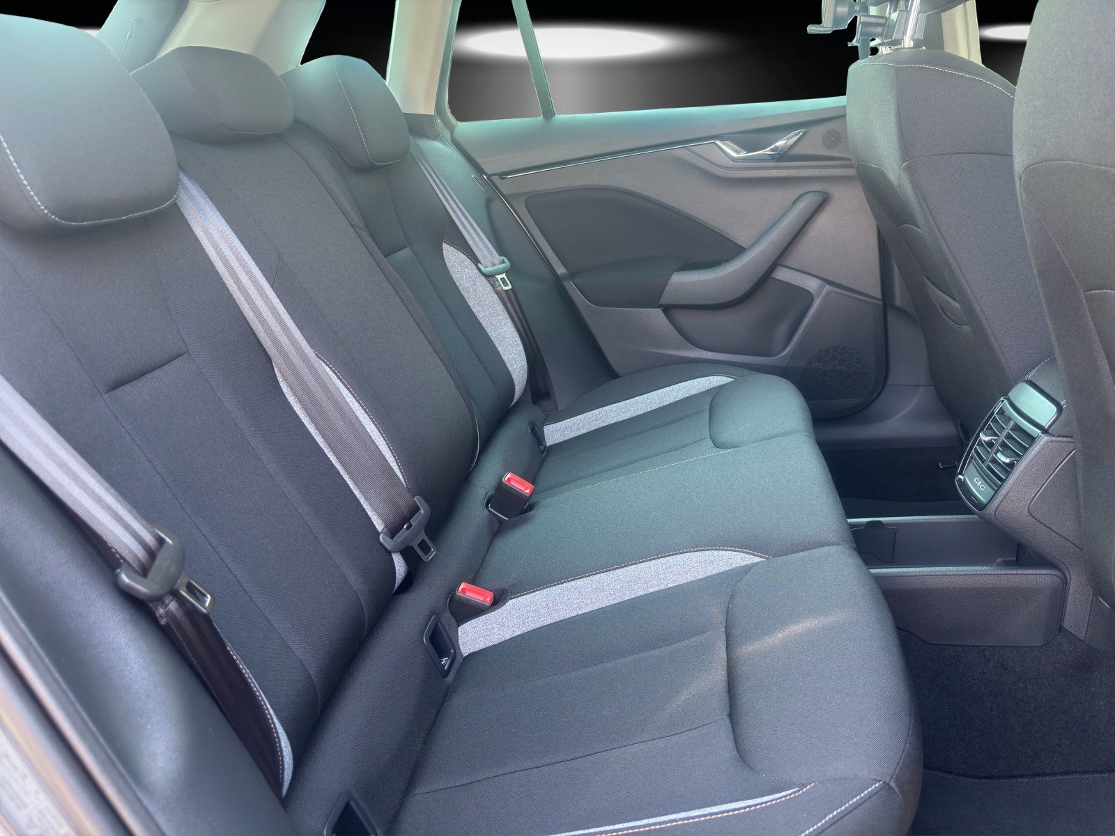 Fahrzeugabbildung SKODA Kamiq Tour 1,0 TSI 85 kW DSG RFK/LED