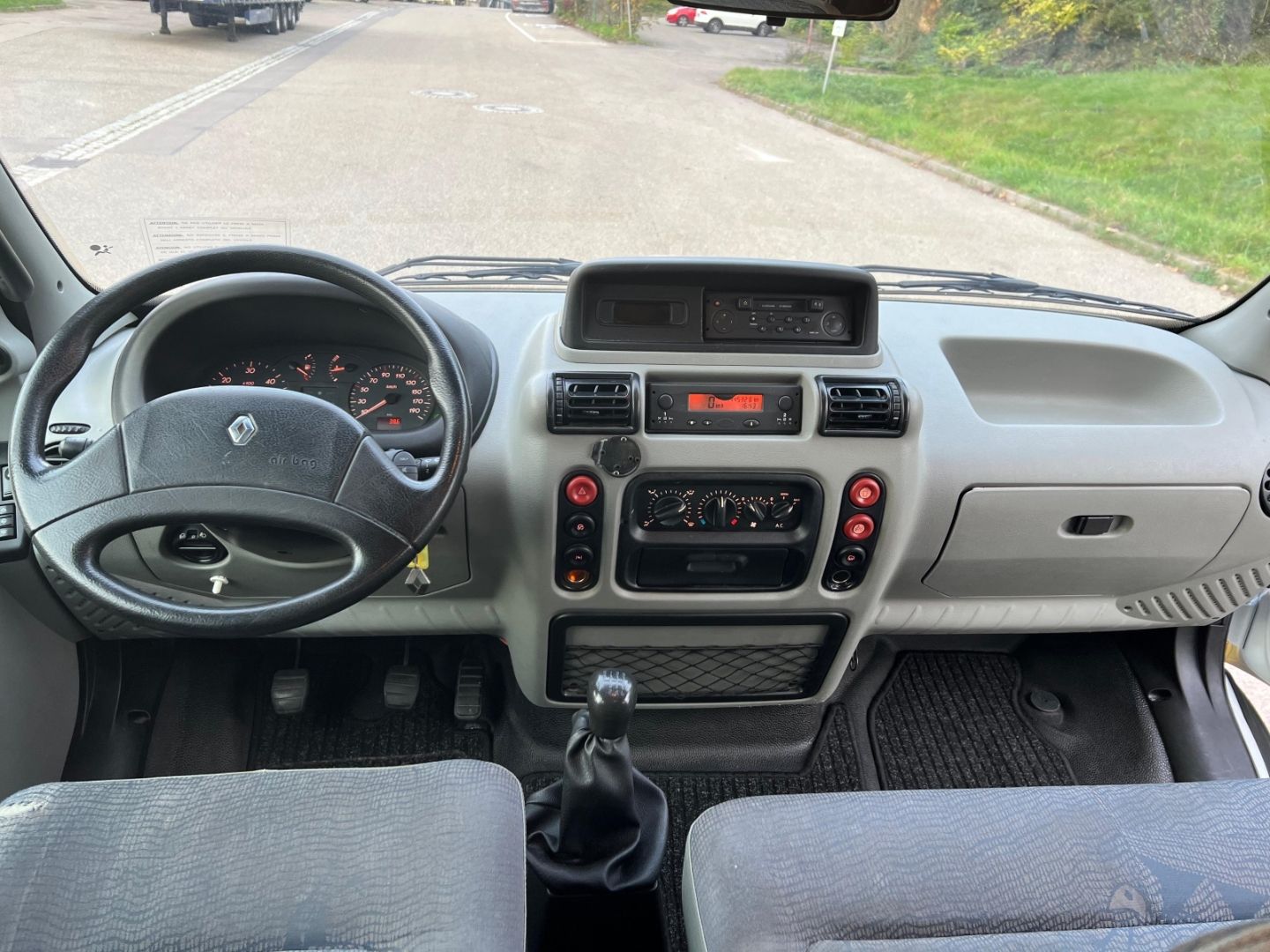 Fahrzeugabbildung Renault Master dCI 145 DOKA 6,5t Hydr. Schiebeplateau AH