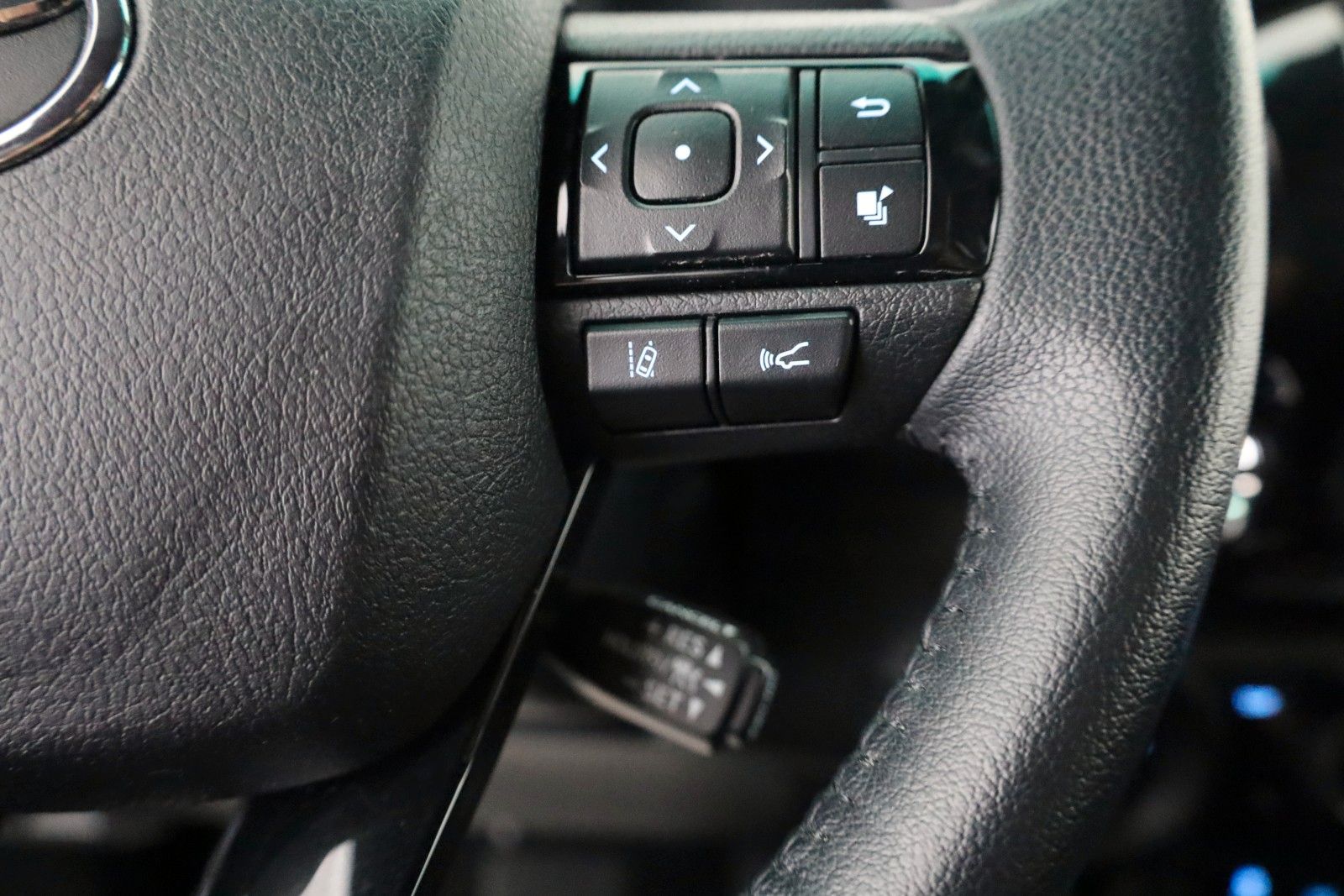 Fahrzeugabbildung Toyota Hilux 2.8 D-4D Invincible, CarPlay, HardTop, AHK