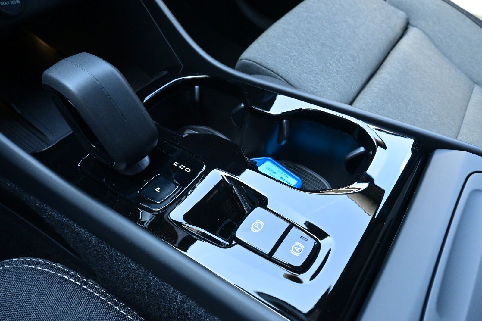 Fahrzeugabbildung Volvo XC40 B3 DKG Plus Black Edition*FSHZG*360*ACC*AHK