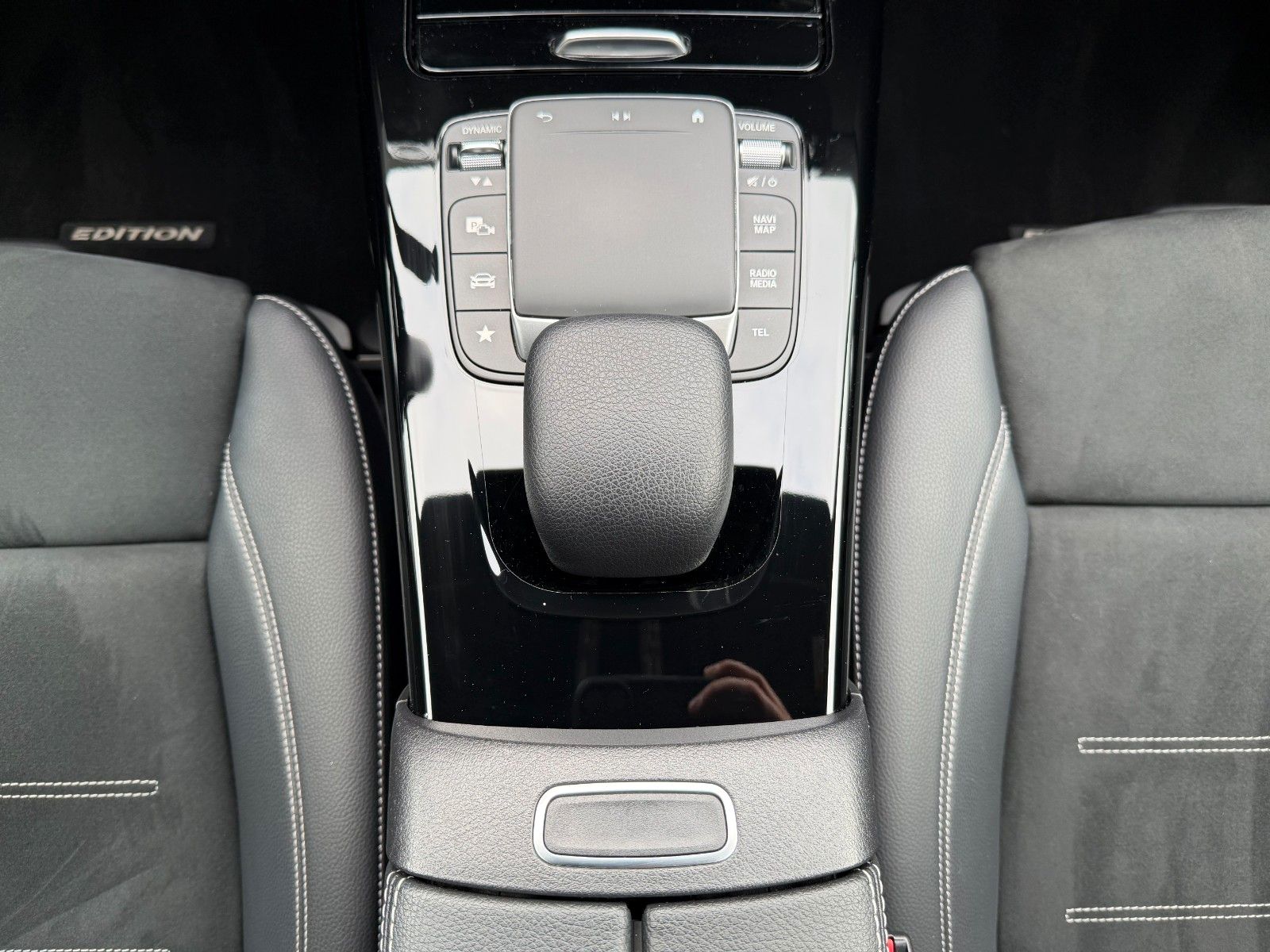 Fahrzeugabbildung Mercedes-Benz A 200 d Edition AMG Night+Ambiente+Distr+MBUX+19