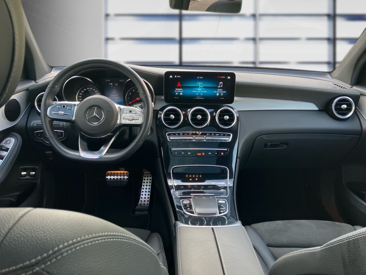 Fahrzeugabbildung Mercedes-Benz GLC 300 e 4M AMG+PANO+NIGHT+MEMORY+STNDHZ+AMBIE+