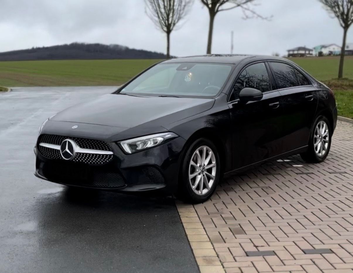 MERCEDES-BENZ A 180d AMG Line *Widescreen* 8Fach Bereift 
