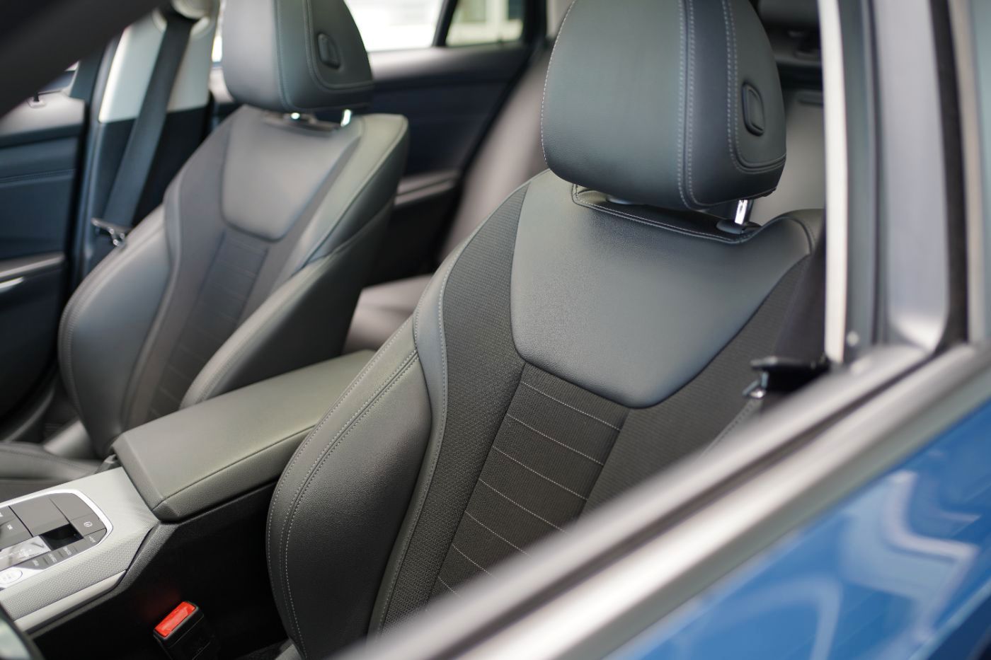 Fahrzeugabbildung BMW 330i Advantage +AHK+Glasdach+Head Up+Laserlicht+