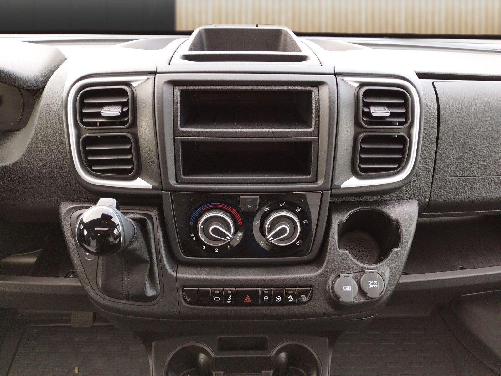 Fahrzeugabbildung Sunlight Adventure T 67S Automatik, Dörr Edition, TV