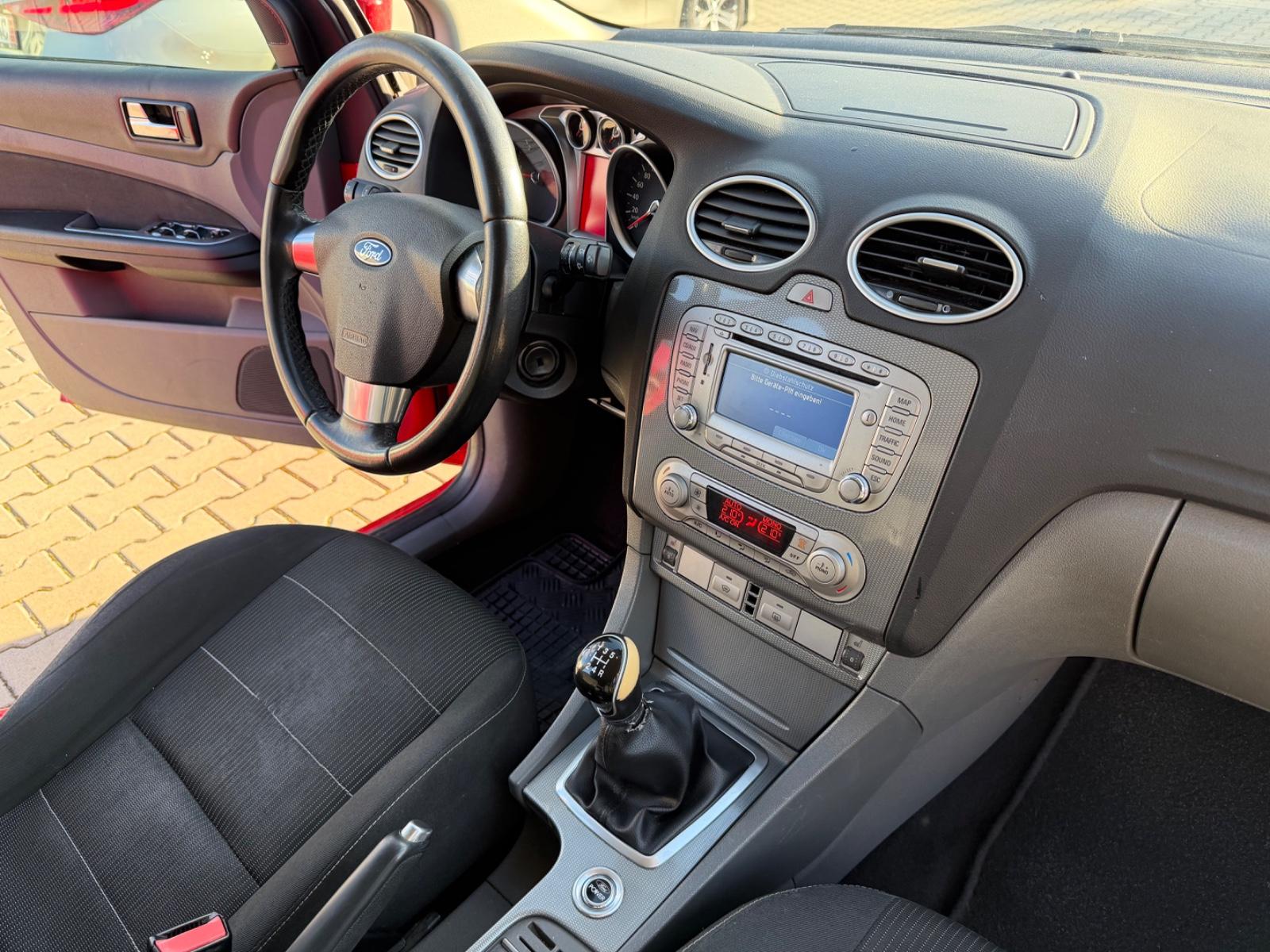 Ford Focus 2010 — photo 22