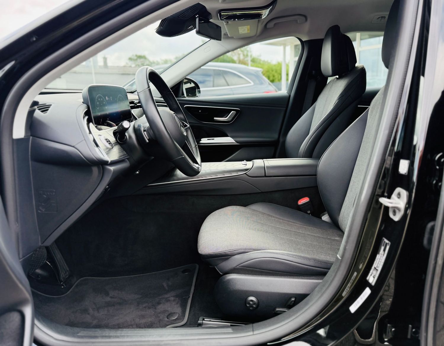 Fahrzeugabbildung Mercedes-Benz E 220 T d AVANTGARDE Advanced, AHK schw., Winter