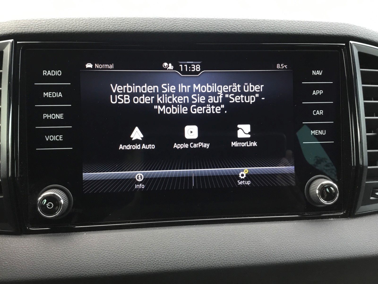 Fahrzeugabbildung SKODA Karoq 2.0l TDI DSG 4x4 SPORTLINE+AHK+18"+Kamera