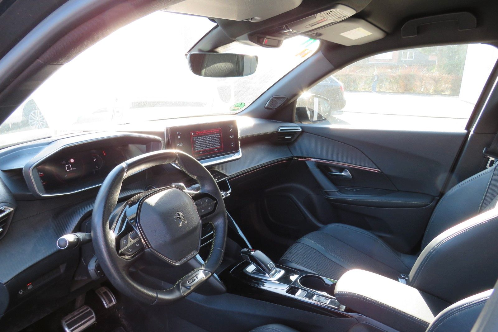 Fahrzeugabbildung Peugeot 2008 GT 8-AUTOMATIK GRA NAVI PDC 1.HAND