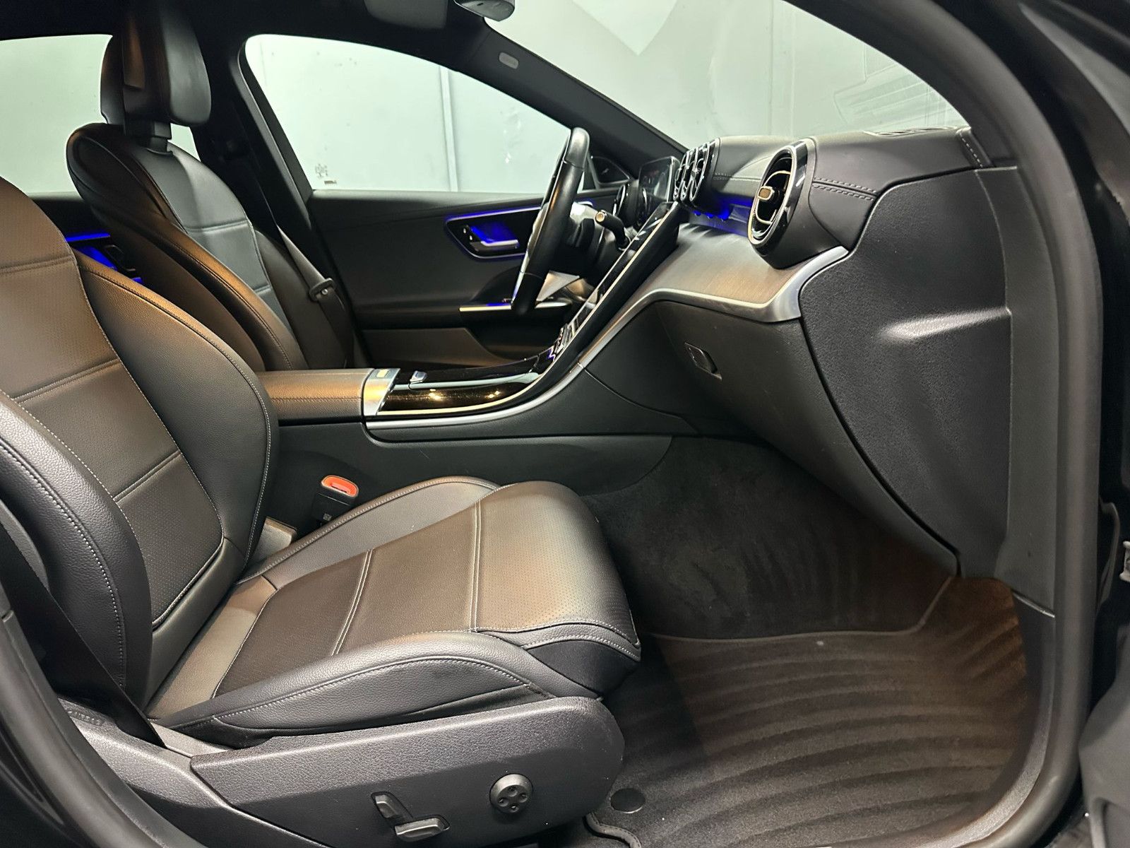 Fahrzeugabbildung Mercedes-Benz C 300 d Autom. AVANTGARDE*NIGHT*AHK*DISTRO*360*