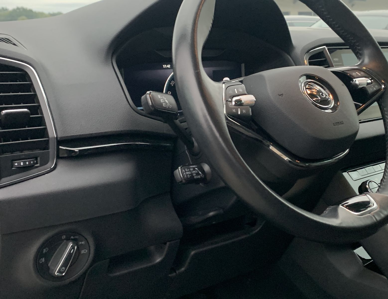 Fahrzeugabbildung SKODA Karoq 2.0 TDI*4x4*LED*Cam*ACC*Navi*PDC*Spur*