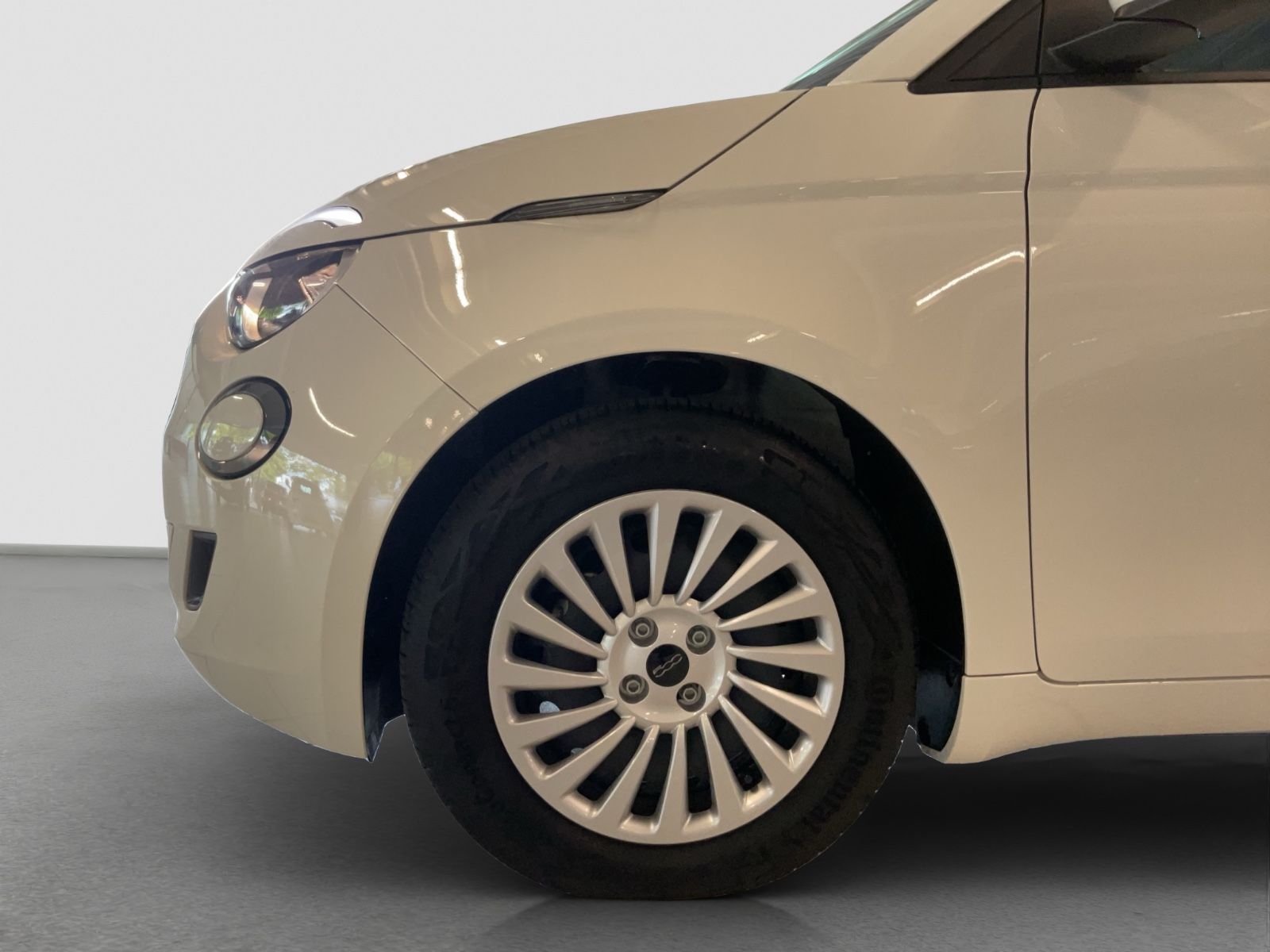 Fahrzeugabbildung Fiat 500e + Radio- & Winterpaket