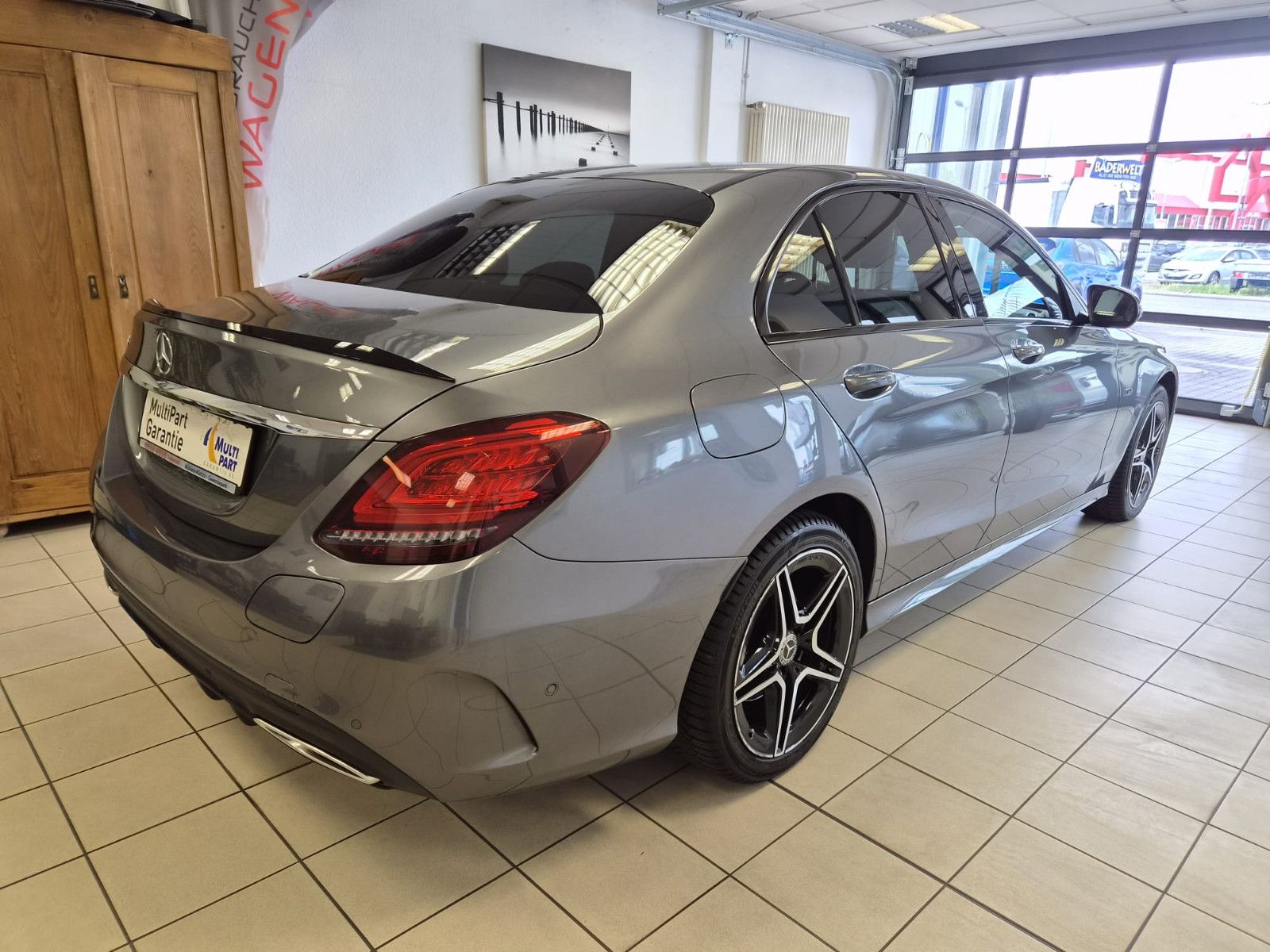 Fahrzeugabbildung Mercedes-Benz C 300 e Limousine/HIGH PERF. / KAMERA / AMG
