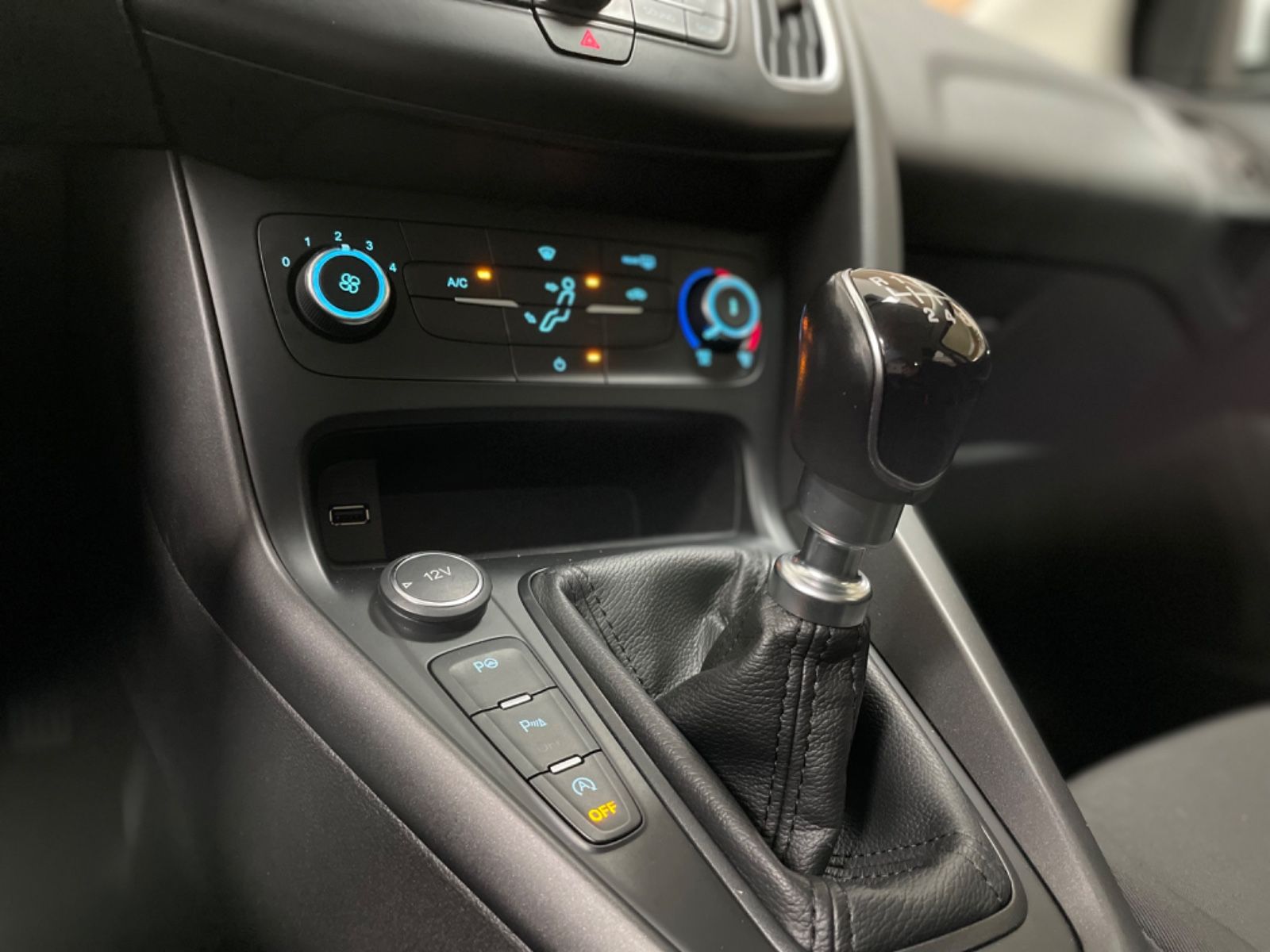 Fahrzeugabbildung Ford Focus Turnier Business Navi PDC