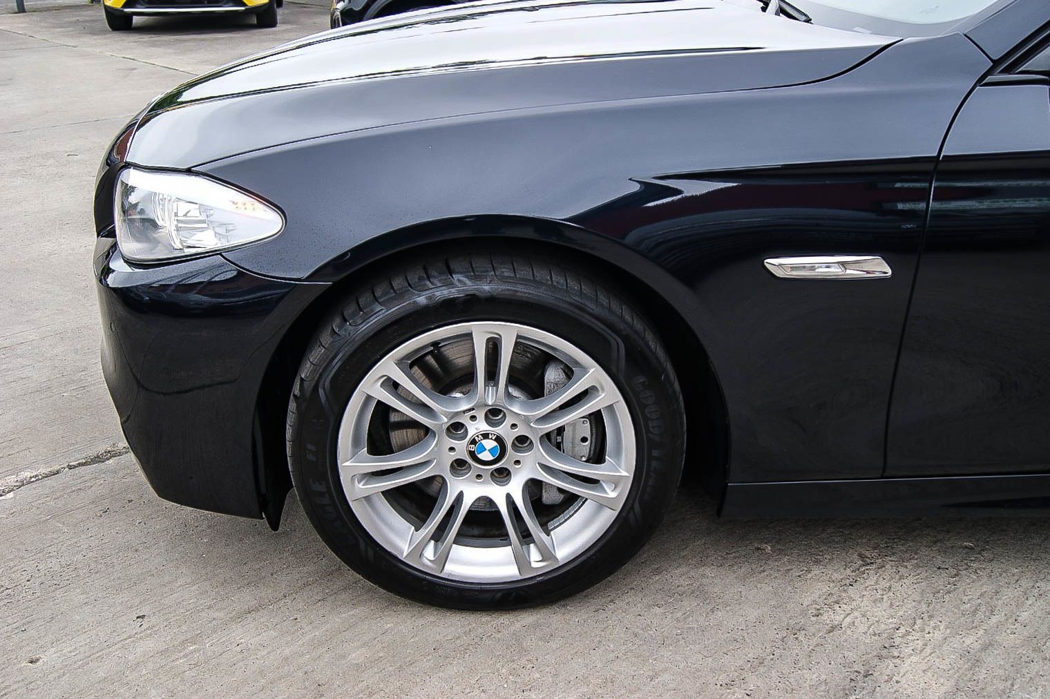 Fahrzeugabbildung BMW 525 d xDrive M-Sport SPORTPAKET SCHIEBEDACH STHZ