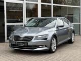 Skoda SuperB 2.0TSI Lim. AmbitionLEDER+NAVI+ACC+KAM+18 - Skoda Superb mit Benzin-Antrieb: Limousine, Automatik