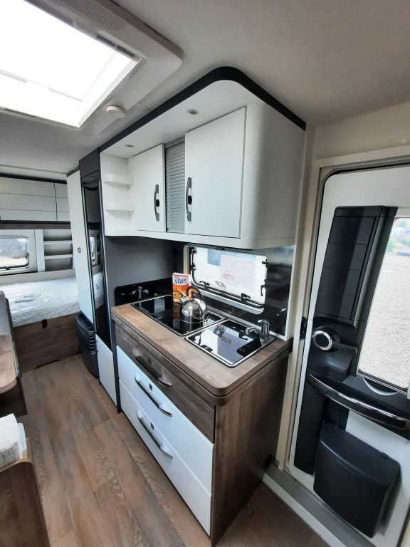 Fahrzeug Übersicht 14 Fahrzeugabbildung Hobby Excellent Edition 490 KMF Verfüg./Auflastung 1.8