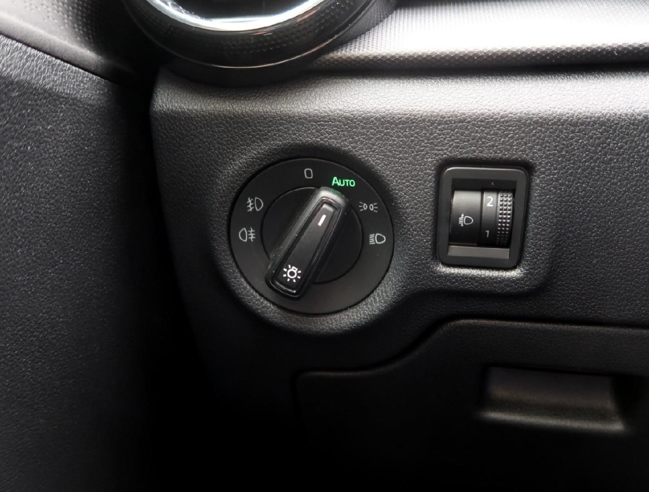 Fahrzeugabbildung SKODA Fabia 1.0 TSI Selection - LED, PDC, NS