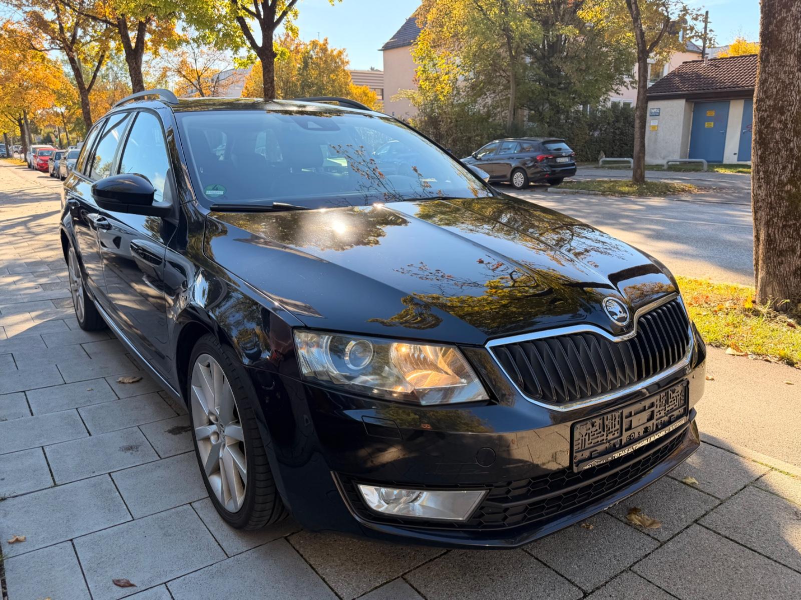 Skoda Octavia Combi Elegance 4x4 PDC Klima Standheiz.