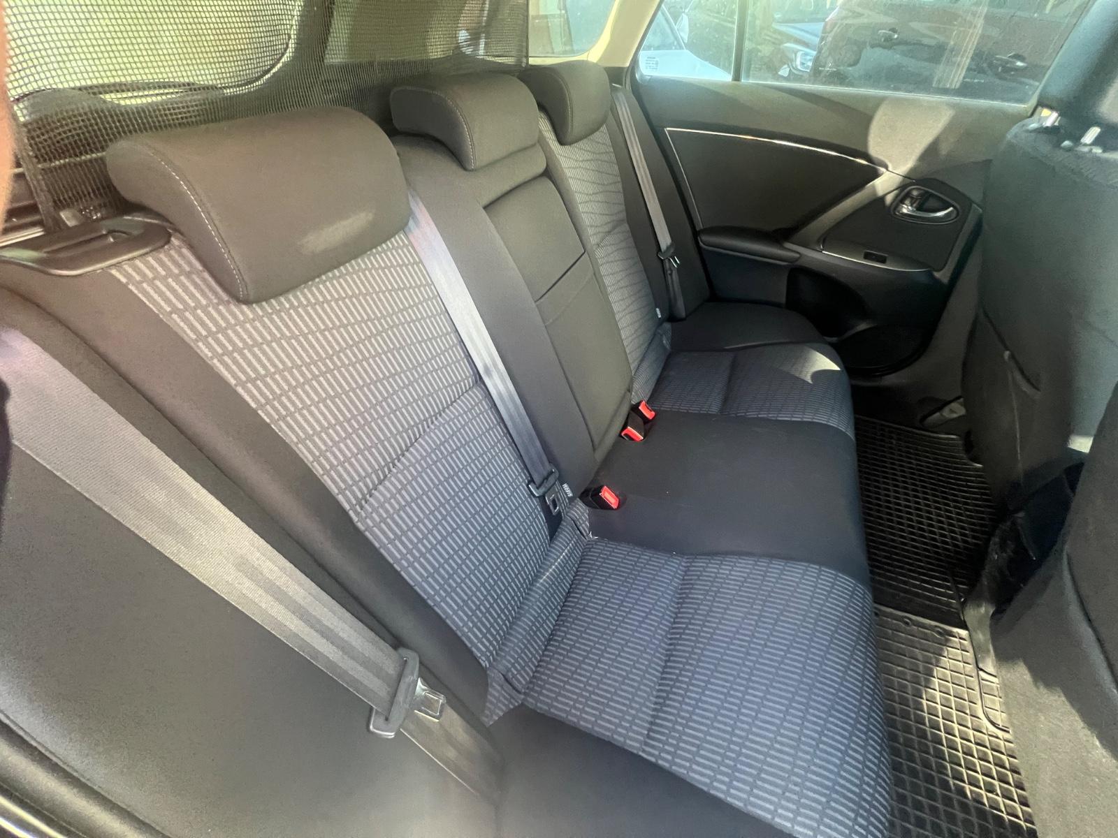 Toyota Avensis 2011 — photo 11