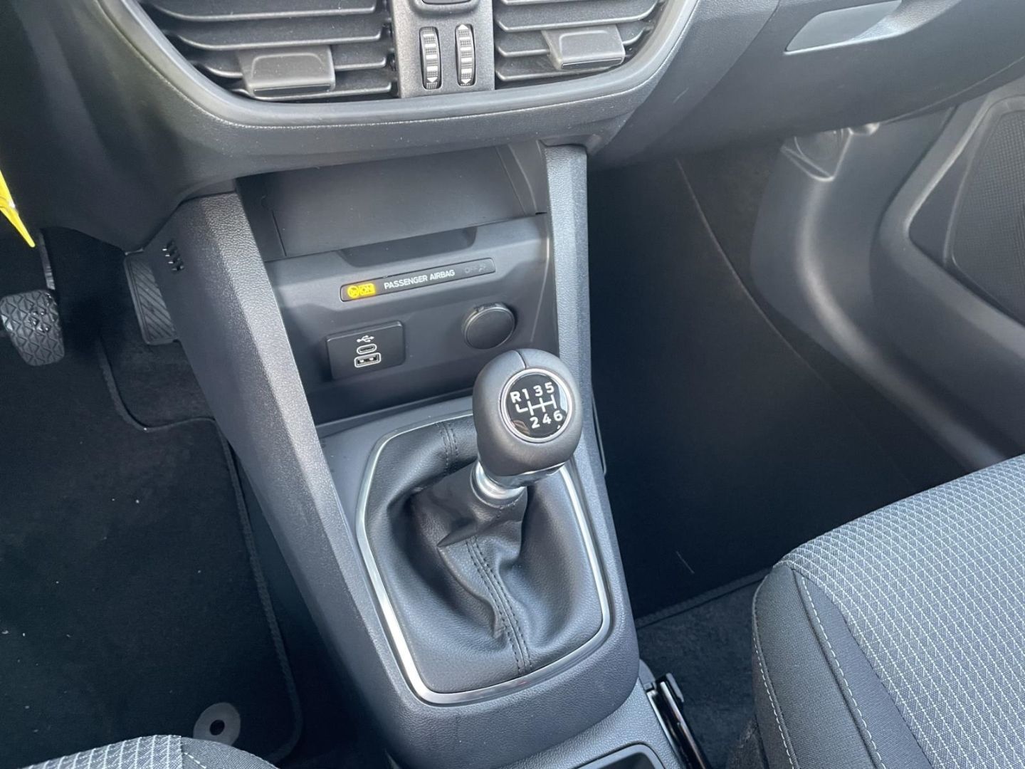 Fahrzeugabbildung Ford Transit Courier Trend Doppelkabine DAB LenkradH