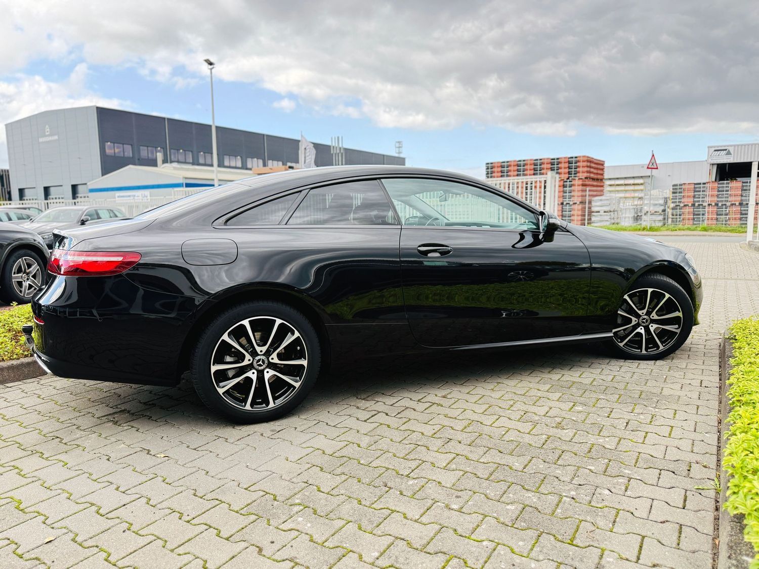 Fahrzeugabbildung Mercedes-Benz E 200 Coupé AVANTGARDE, AHK schw., RFK, Totw., L