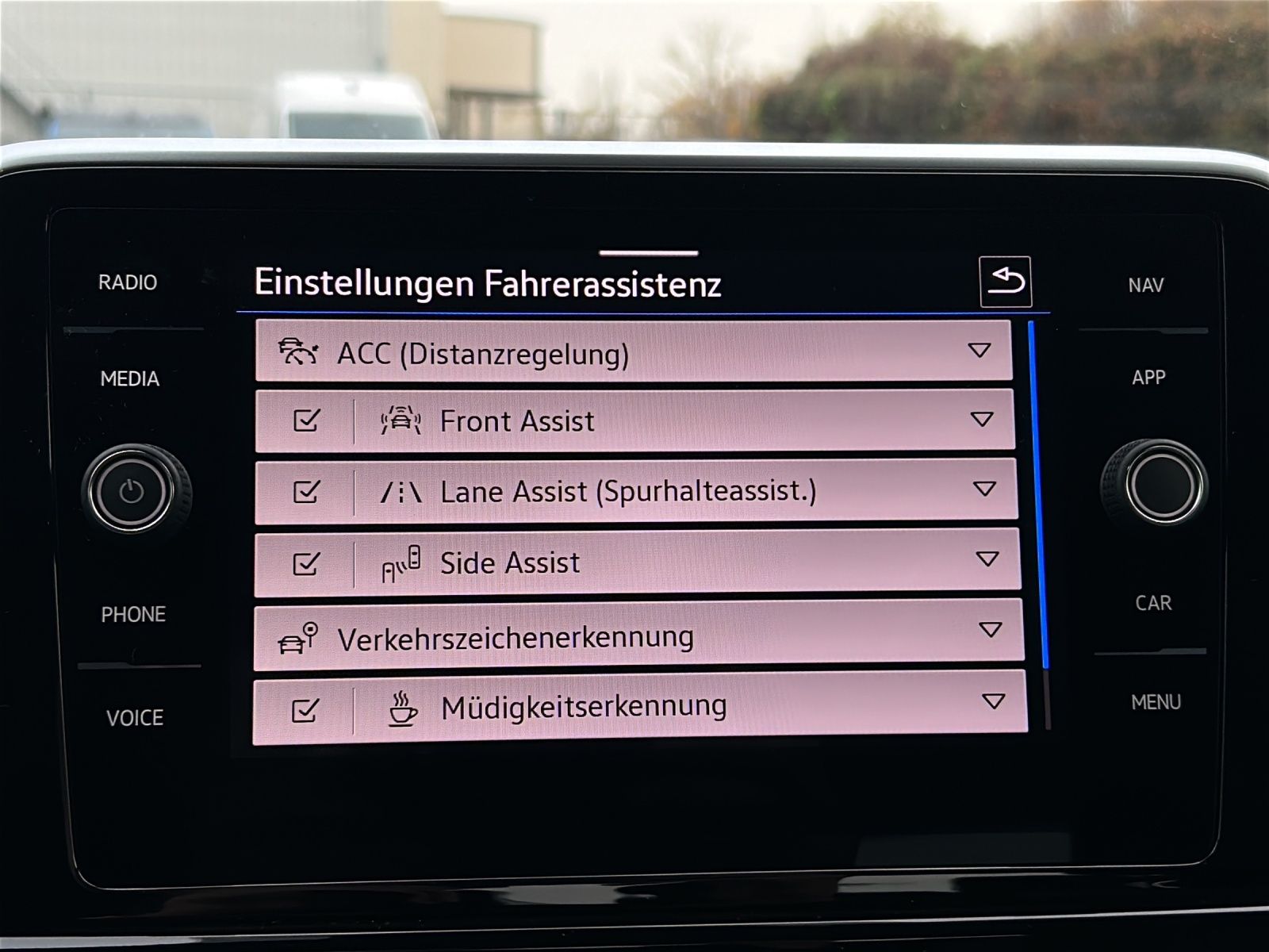 Fahrzeugabbildung Volkswagen T-Roc R-Line TSI DSG IQ.Light ACC STH SH LRHzg R