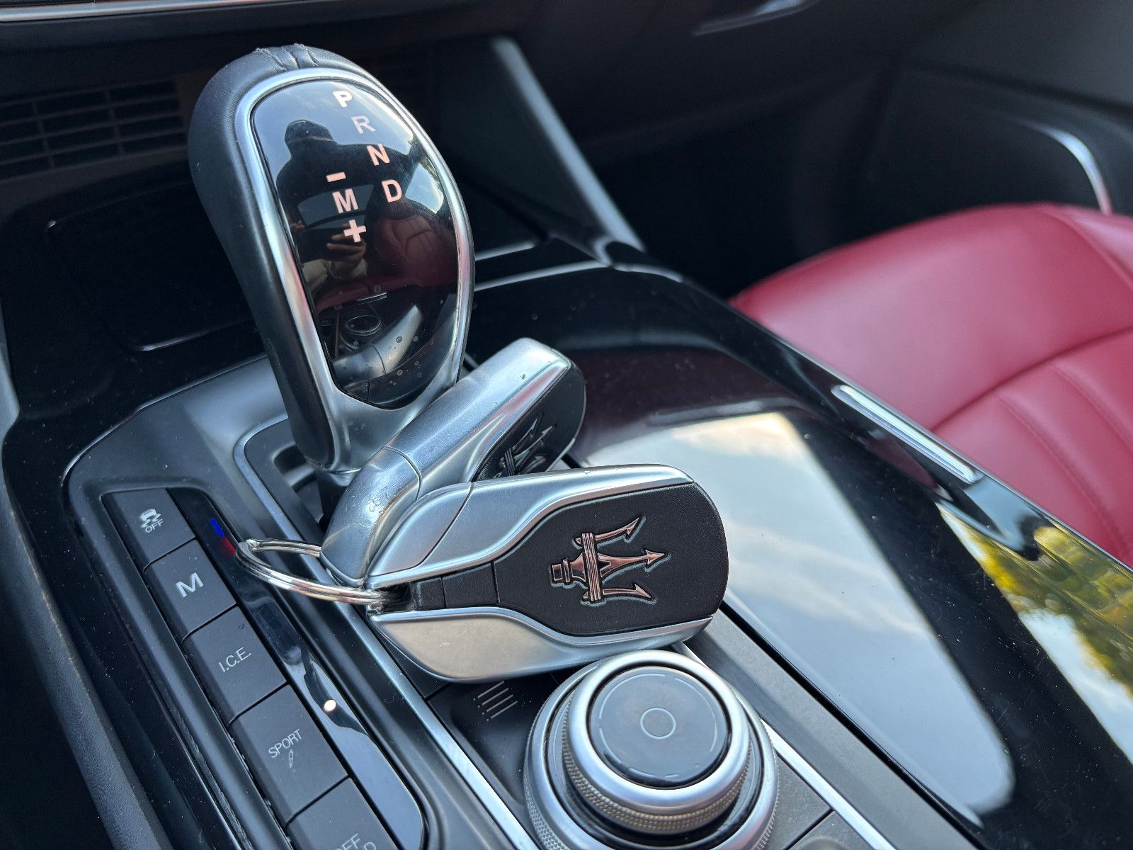 Fahrzeugabbildung Maserati Levante/EXCLUSIVE/RED/360'KAM/PANO/HARMAN-KARDON