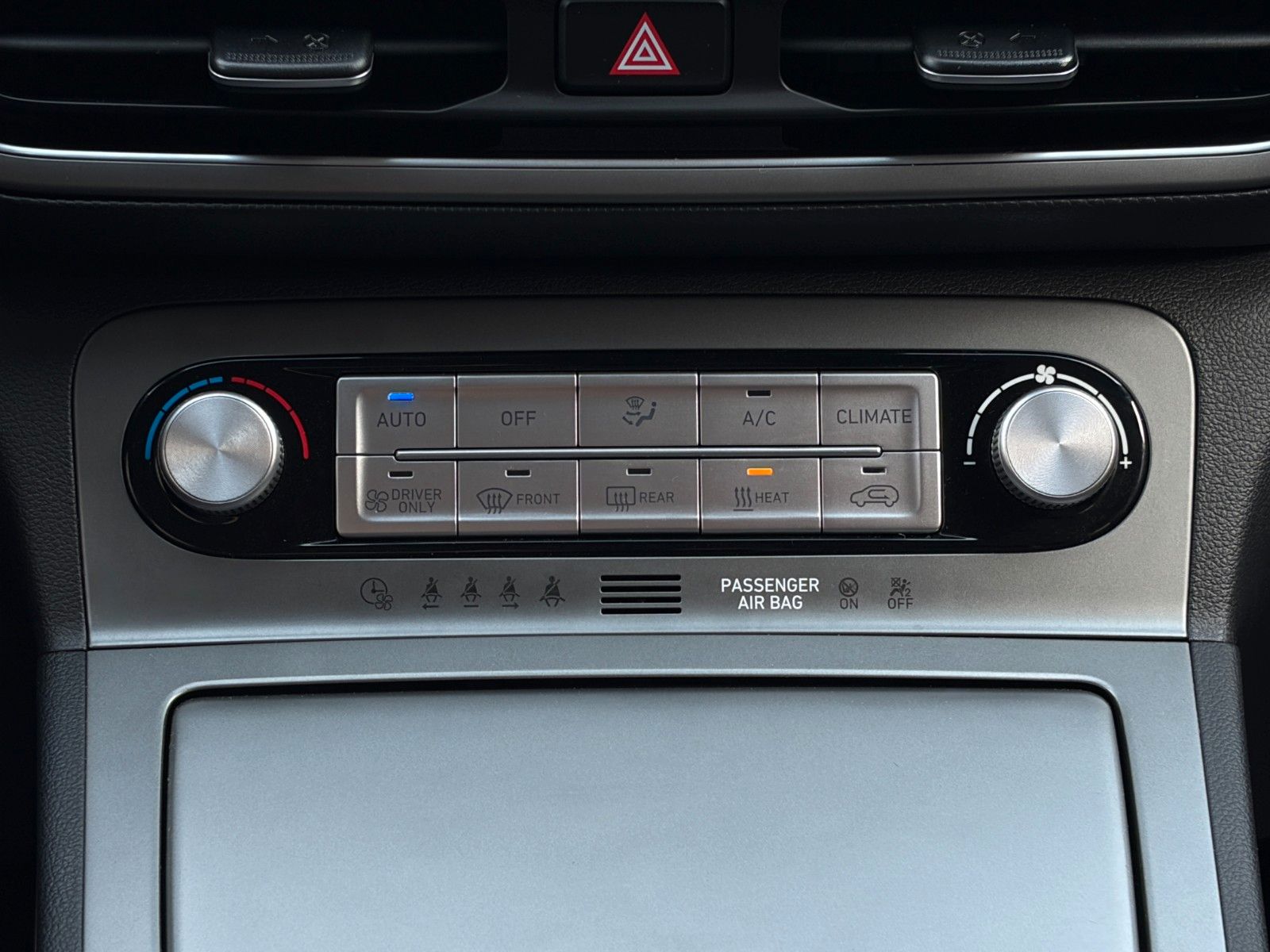 Fahrzeugabbildung Hyundai KONA E Select SHZ LHZ LKA LFA ACC Navi CarPlay