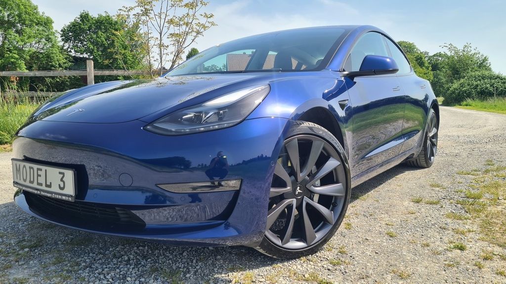 Tesla Model 3 — hlavná fotografia