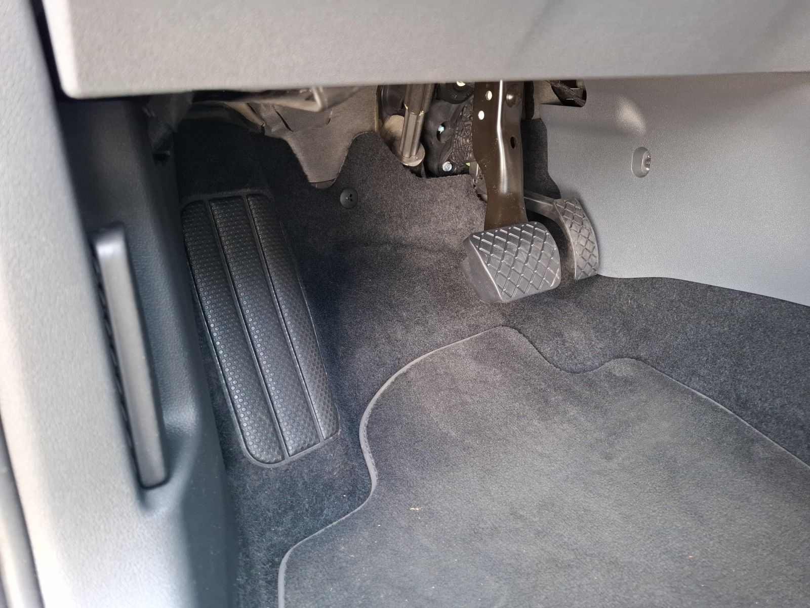 Fahrzeugabbildung Volkswagen T-Cross TSI Style DSG LED AHK Navi AID RFK SH 18