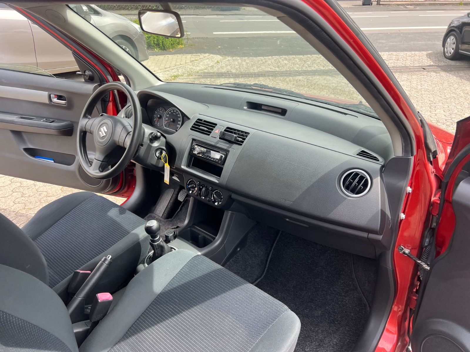 Fahrzeugabbildung Suzuki Swift Lim. * 5.GANG GERÄUSCHE*