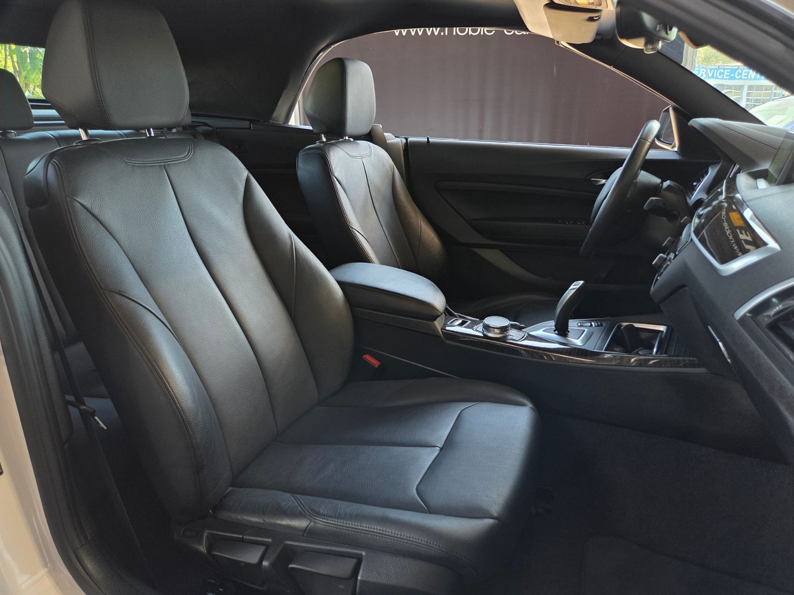 Fahrzeugabbildung BMW 220i Cabrio Luxury Line AHK LED NAV SHZ PDC ALU