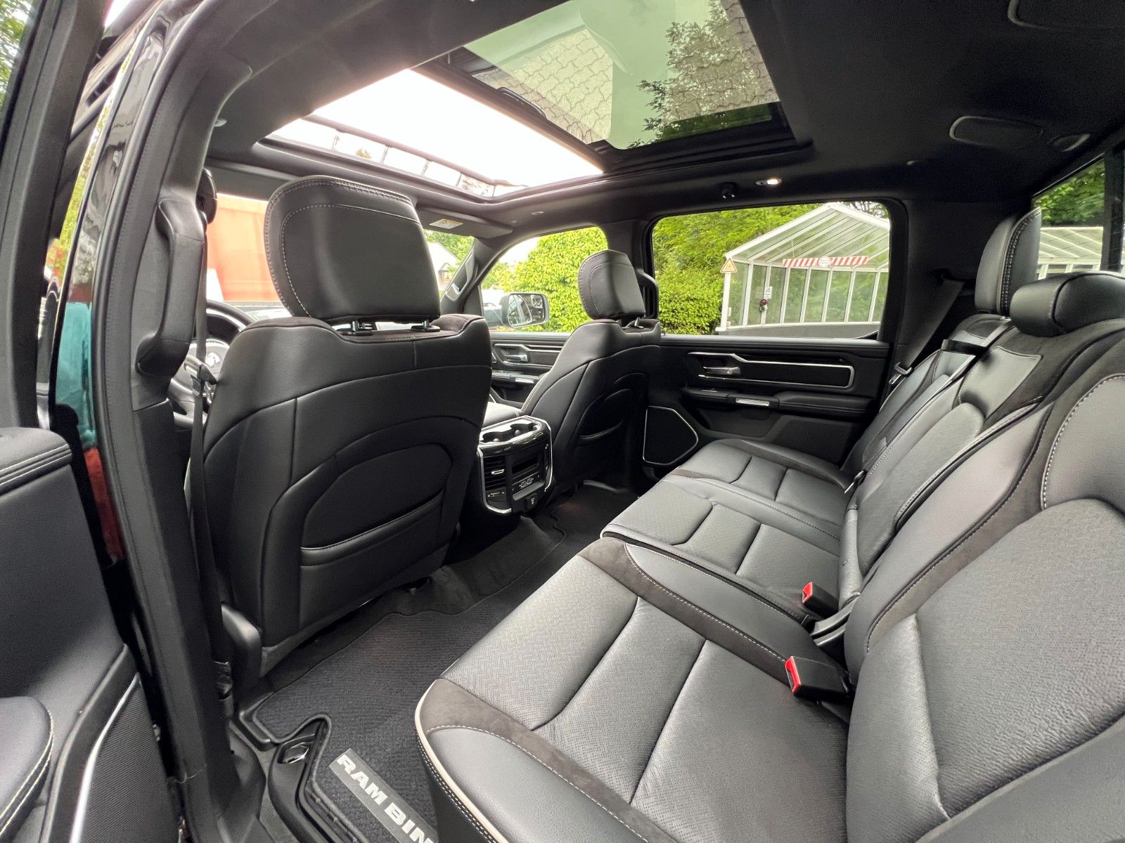 Fahrzeugabbildung Dodge RAM 1500 Crew Cab Laramie LPG "Shadow Warrior"