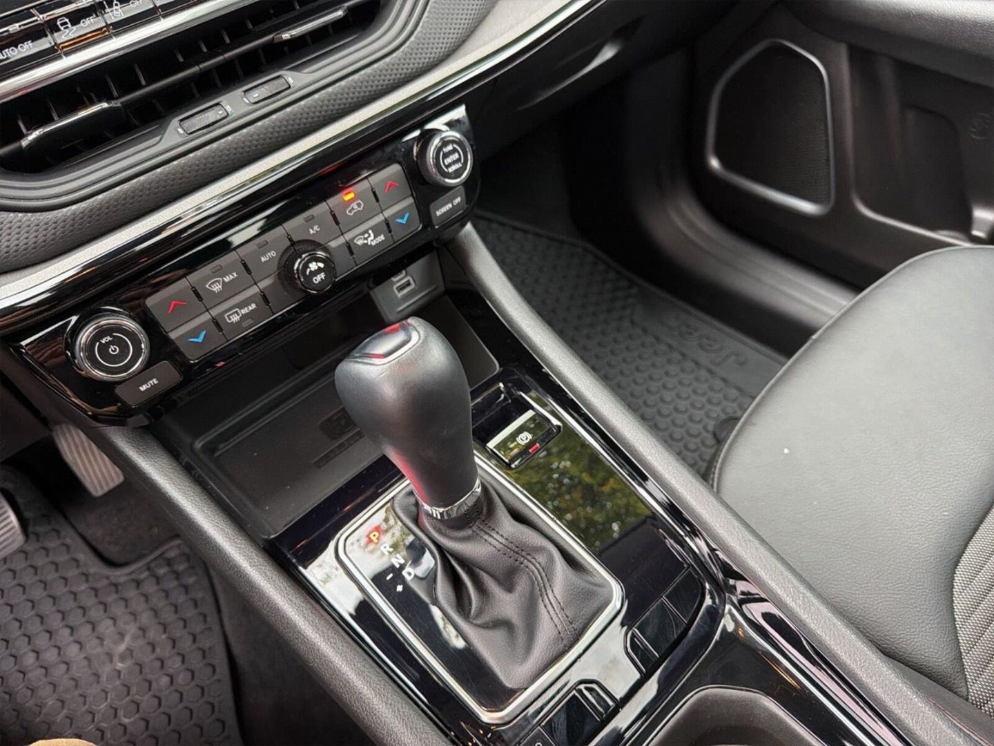 Fahrzeugabbildung Jeep Compass e-Hybrid High Altitude Solid Black